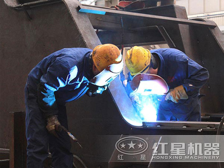 車間生產(chǎn)加工移動破碎機(jī)，每一臺設(shè)備都是匠心打造