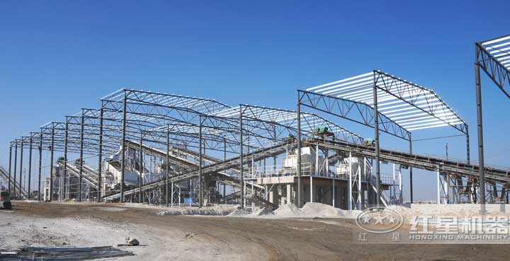時產800噸生產現場，多臺設備同時作業